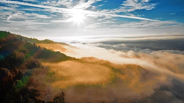 Der Bodensee unter dem Nebelmeer. Diesen Blick fing Fotograf Jürgen Gundelsweiler am beliebten Aussichtspunkt beim Haldenhof oberhalb ...