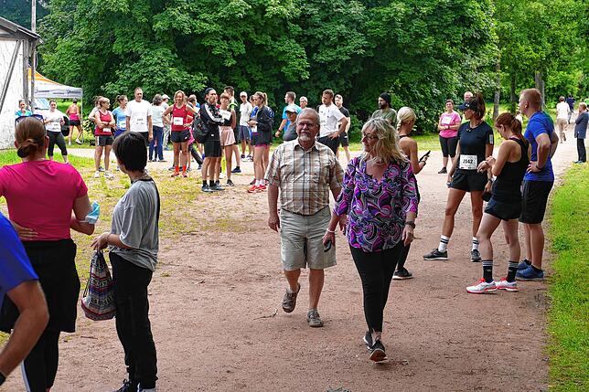 Gut was los: Im Startbereich versammeln sich die teilnehmenden Läufer vor dem Startschuss zum zweiten Lauf.