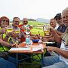 Bei der Bierverkostung mit Blick über den Hegau anlässlich der Bierwanderung des Schwarzwaldvereins (von links): Sigi Luibrand, Edith ...