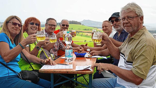 Bei der Bierverkostung mit Blick über den Hegau anlässlich der Bierwanderung des Schwarzwaldvereins (von links): Sigi Luibrand, Edith ...