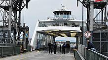 Eine Fähre an der Anlegestelle des BSB-Hafens in Friedrichshafen.