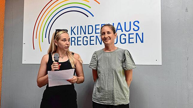 Sie informierten über den „Regenbogen“ (von links): Nina Heggelbacher, Leiterin der Kinderhäuser Regenbogen und Sonnenschein, und Inken ...