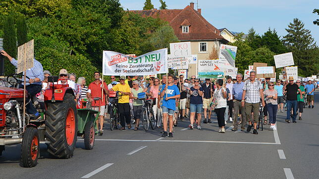 Das Eintreffen des Immenstaader Protestzugs mit Traktor.