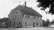 Das alte Nenzinger Rathaus wurde 1976 abgerissen und neu gebaut.