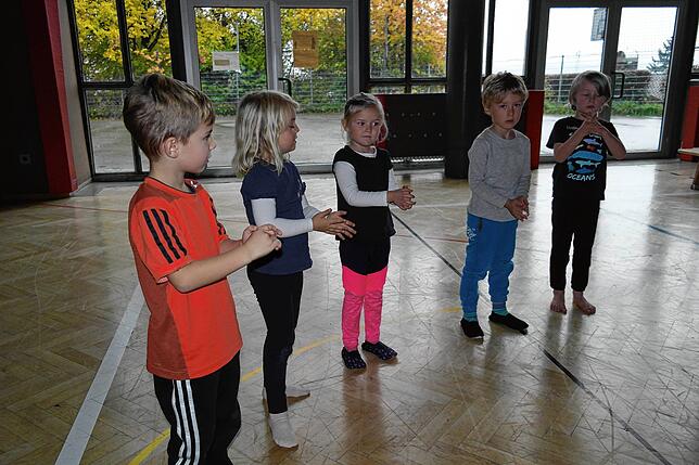 Hände desinfizieren: Die erste Übung ist den Kindern vom TV Markdorf bereits in Fleisch und Blut übergegangen.