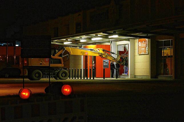 Ein Bagger im Schaufenster: Bislang unbekannte Täter sind vergangene Woche in den Expert-Markt in Überlingen eingebrochen und haben die ...