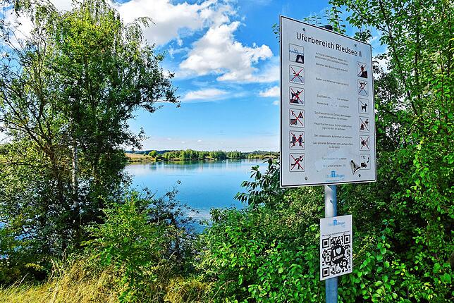 Viele Verbote, mitunter mäßige Beachtung. Eines der vielen Hinweisschilder am Riedsee.