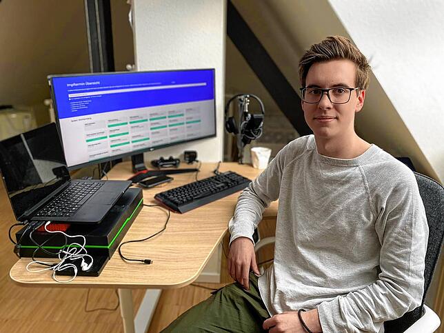 Julian Ambrozy im Jahr 2021. Die Impfterminsuche des Opas brachte den damaligen Schüler auf eine Idee.