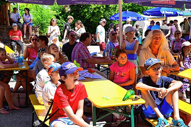 Bild 13: Stadtfest in St. Georgen: Viele Besucher schmückten das Fest. Gute Unterhaltung und schönes Wetter.