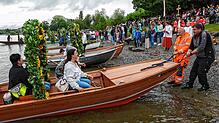 Haben sich nicht durch das Wetter ausbremsen lassen: Die Boote der Mooser Wasserprozession landen am Radolfzeller Ufer an. Hunderte ...