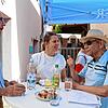 SÜDKURIER-Redakteurin Stefanie Nosswitz tauscht sich mit Herbert Uricher (links) und Heinz Wunderwald über verschiedene Themen aus.