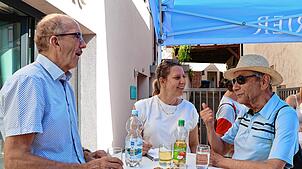 SÜDKURIER-Redakteurin Stefanie Nosswitz tauscht sich mit Herbert Uricher (links) und Heinz Wunderwald über verschiedene Themen aus.