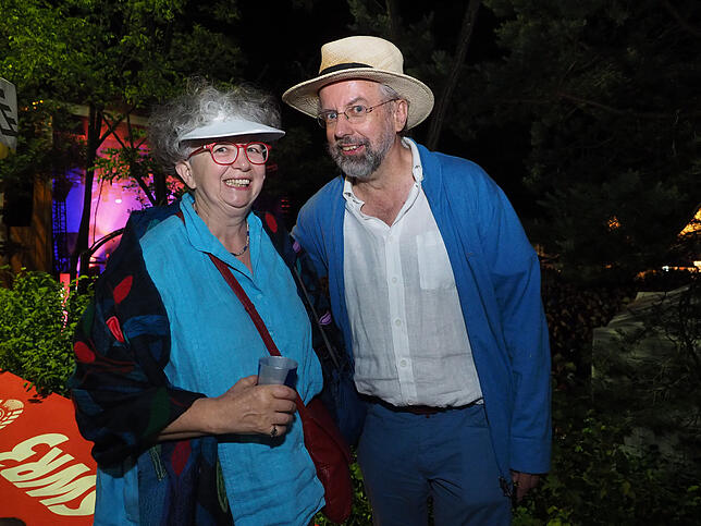 23:23 Uhr: Helmut und Angelika Fidler gehören zu den ältesten Festival-Besuchern. Sie gehen ein kleines wenig gelangweilt wärend des Von ...