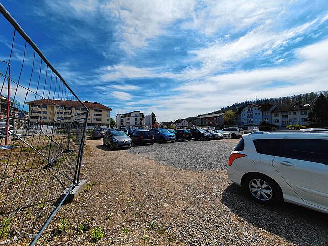 Noch parken hier Autos. Auf dem Gelände am Tiengener Sulzerring soll das Wohn- und Geschäftshaus Klettgau-Carré entstehen.