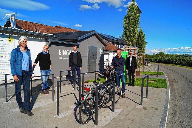 Mit 100 soliden Radständern vor Ort sowie der Teilnahme am Stadtradeln wollen sie ein Zeichen setzen: Von links Birgit Bergmüller, Josef ...