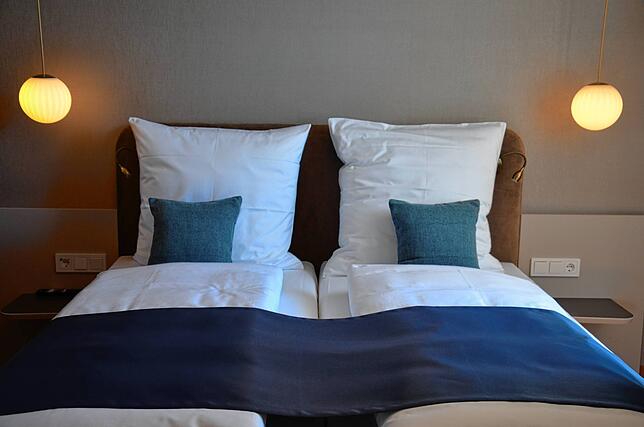 Eines der Hotelbetten im modernisierten Wilden Mann.