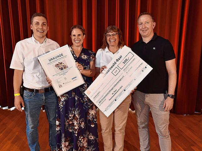 500 Euro erhält der Kreisverband des DRK Villingen-Schwenningen für das Projekt Wunschmobil, das schwerkranken Menschen einen letzten ...