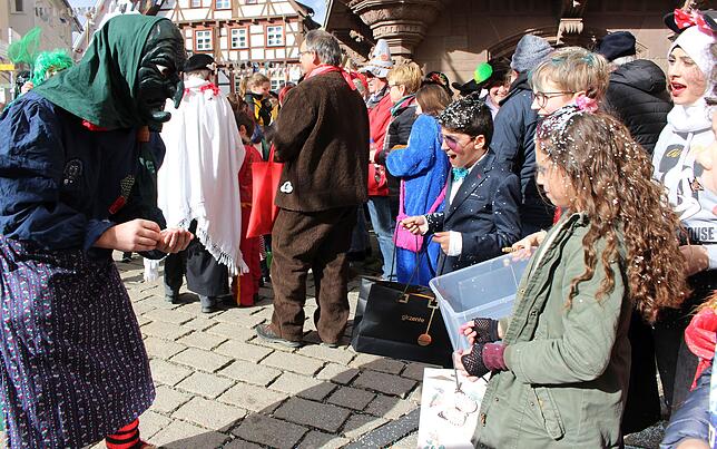 Bild 9: Bilder vom Fasnetsmäntigumzug in Meßkirch