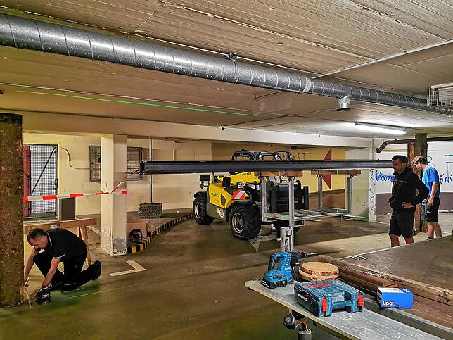 Vorbereitungen mit Lasertechnik, um Stahlträger punktgenau im unteren Deck der Tiefgarage Bischofsschloss einzubauen und zu fixieren. ...