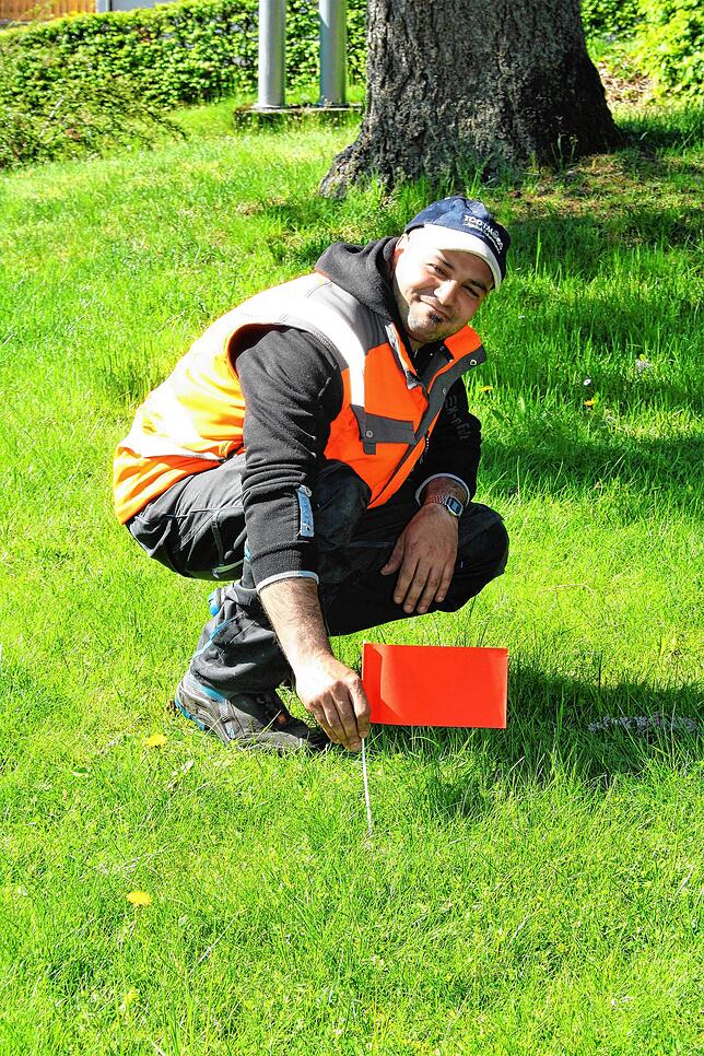 Bauhofmitarbeiter Giuseppe Basone markiert einen Hundehaufen im Todtmooser Kurpark. Fünfzig an der Zahl wurden binnen kurzer Zeit gefunden.