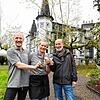 Stoßen auf den neuen Gastro-Betrieb im Schlosspark an: Gastgeberin Andrea Hezel-Rüd, ihr Ehemann Manni Rüd (links) und ...