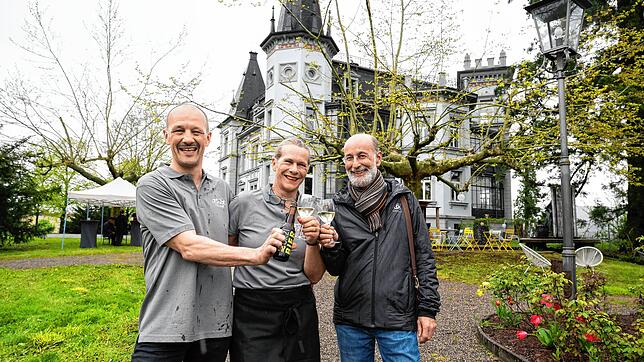 Stoßen auf den neuen Gastro-Betrieb im Schlosspark an: Gastgeberin Andrea Hezel-Rüd, ihr Ehemann Manni Rüd (links) und ...