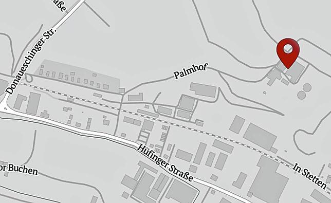 Für die Brandbekämpfung am Palmhof baut die Feuerwehr eine Wasserversorgung vom Gewerbekanal auf, der unterhalb an der Hüfinger Straße ...