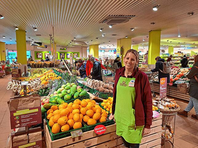 Nadine Burghardt vor den Obst- und Gemüseregalen im Alnatura. Sie sei zufrieden mit dem Verhalten ihrer Kunden. Lediglich in Ausnahmen ...