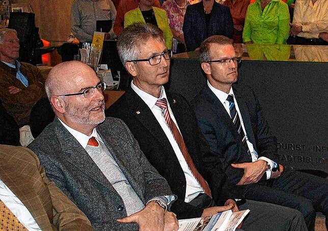 Bürgermeister Rainer Stolz und Manfred Jüppner bei einer Vernissage in Stockach.
