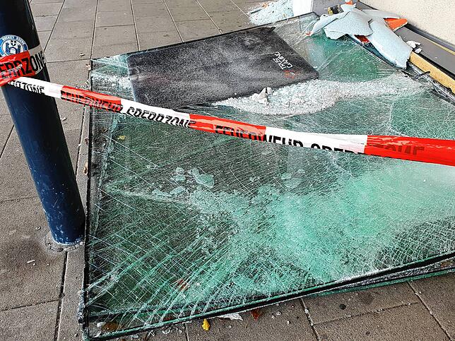 Das Glas der Fensterscheibe der Expert-Filiale liegt nach dem Einbruch im November kaputt auf dem Boden. Knapp drei Monate dauerte es, ...