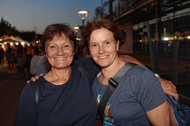 Bild 16: Seenachtfest 2024: Party auf dem Festgelände. Hier sorgen DJs und Bands für Stimmung bei den Gästen