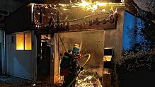 Eine Garage an der Hafenstraße steht am frühen Samstagmorgen in Vollbrand.