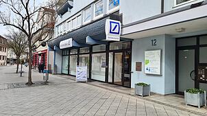 Das ist die Filiale der Deutschen Bank an der Zähringerstraße. Sie wird zur Jahresmitte schließen. Foto: Stefan Ammann