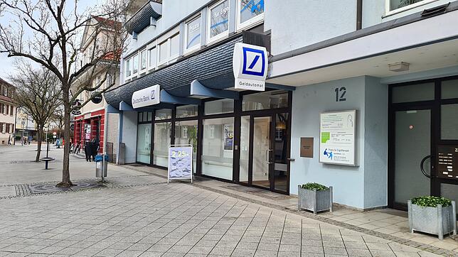 Das ist die Filiale der Deutschen Bank an der Zähringerstraße. Sie wird zur Jahresmitte schließen. Foto: Stefan Ammann