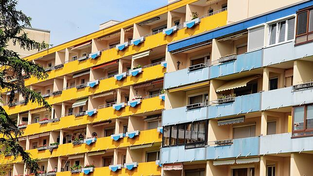 Ein Wohnkomplex in der Wöschhalde: Auf dem Balkon einer der Wohnungen kommt es am Mittwoch, 23. Juli, zu einer starken Rauchentwicklung ...