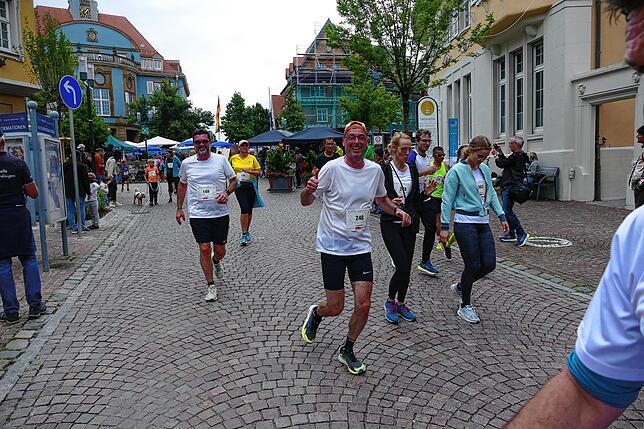 Bild 37: Donaueschingen schnürt die Laufschuhe. Schutzengellauf für den guten Zweck bringt 11000 Euro ein.