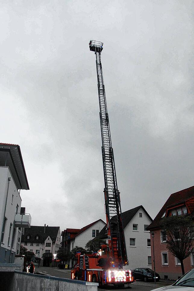Die ausgefahrene Drehleiter erreicht eine Rettungshöhe von 32 Metern.