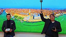 Die Fotografen Jean-Paul Mende (links) und Achim Mende vor einem großen Panoramafoto von Venedig, einem von 59 Exponaten in der ...