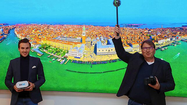 Die Fotografen Jean-Paul Mende (links) und Achim Mende vor einem großen Panoramafoto von Venedig, einem von 59 Exponaten in der ...