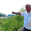 Paul Keller, Gemeindepräsident, zeigt auf die Stelle im See, wo die Entnahmeleitung für das Seewasser verlegt werden soll.