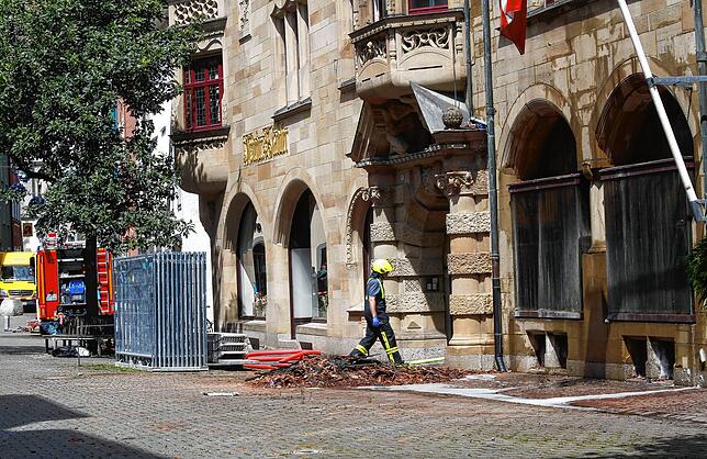 Auch am Donnerstagnachmittag sind die Einsatzkräfte noch in der Zollernstraße mit den Löscharbeiten beschäftigt. Zu diesem Zeitpunkt ...
