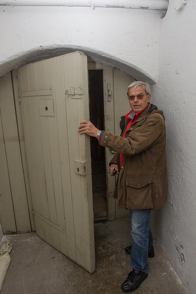 Gerd Baumgartner öffnet eine der Kellertüren in der ehemaligen NSDAP-Kreiszentrale, Seestraße 4.