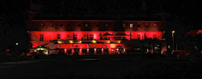 Bild 2: Bilder der &bdquo;Night of Light&ldquo;: Die Konstanzer Wahrzeichen und Veranstaltungshäuser in rotes Licht getaucht