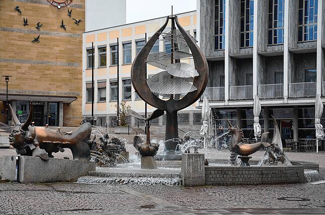 Der Brunnen am Adenauerplatz gehört zu den bekanntesten in Friedrichshafen. Ob man im Rathaus dahinter auch auf solch eine Idee käme wie ...