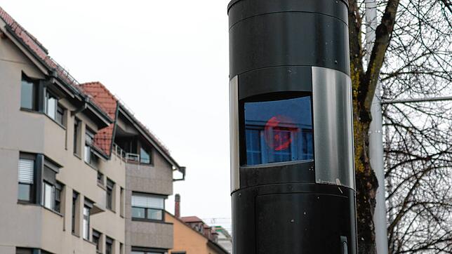 Achtung, Blitzer! Im Häfler Stadtgebiet gibt es neun stationäre Messstellen. Darüber hinaus wird mit mobilen Geräten an verschiedenen ...