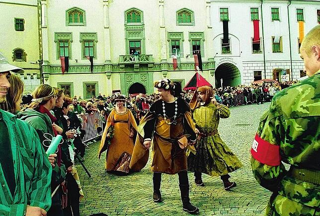 Historischer Festzug beim Táborer Treffen im Jahr 2001 auf dem Žižka-Platz. Damals sorgte noch das Militär für Sicherheit bei Großanlässen.