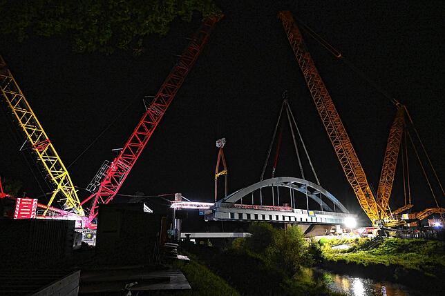 Freitagnacht um 4 Uhr hätte der Einhub starten sollen. Doch erst gegen 13.30 Uhr hebt der Brückenüberbau in luftige Höhen.