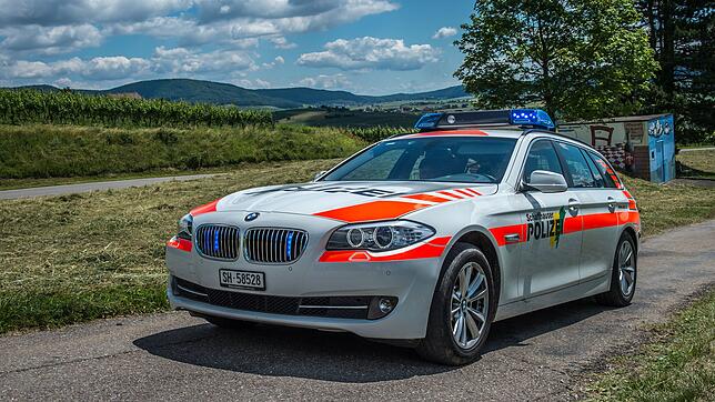 Die Schaffhauser Polizei kontrolliert bei einer mobilen Schwerverkehrskontrolle in Neuhausen am Rheinfall einen Reisebus und entdeckt ...