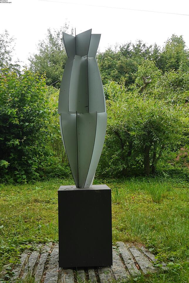 Die Skulptur von Jörn Kausch steht im Landschaftsgarten des Werkparks Neue Kunst am Ried.