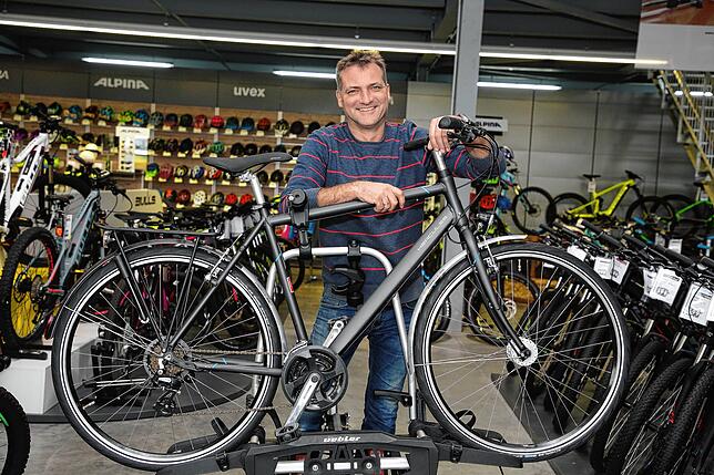 Rigo Raatz ist froh, dass die Kunden nun in großer Anzahl in sein Gottmadinger Fahrradhaus Graf kommen.